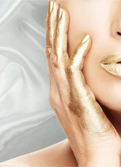 Figura femminile dipinta d'oro