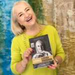 Laurita Ricci con il suo libro "Da Strappapeli a Estetista Straordinaria" in mano